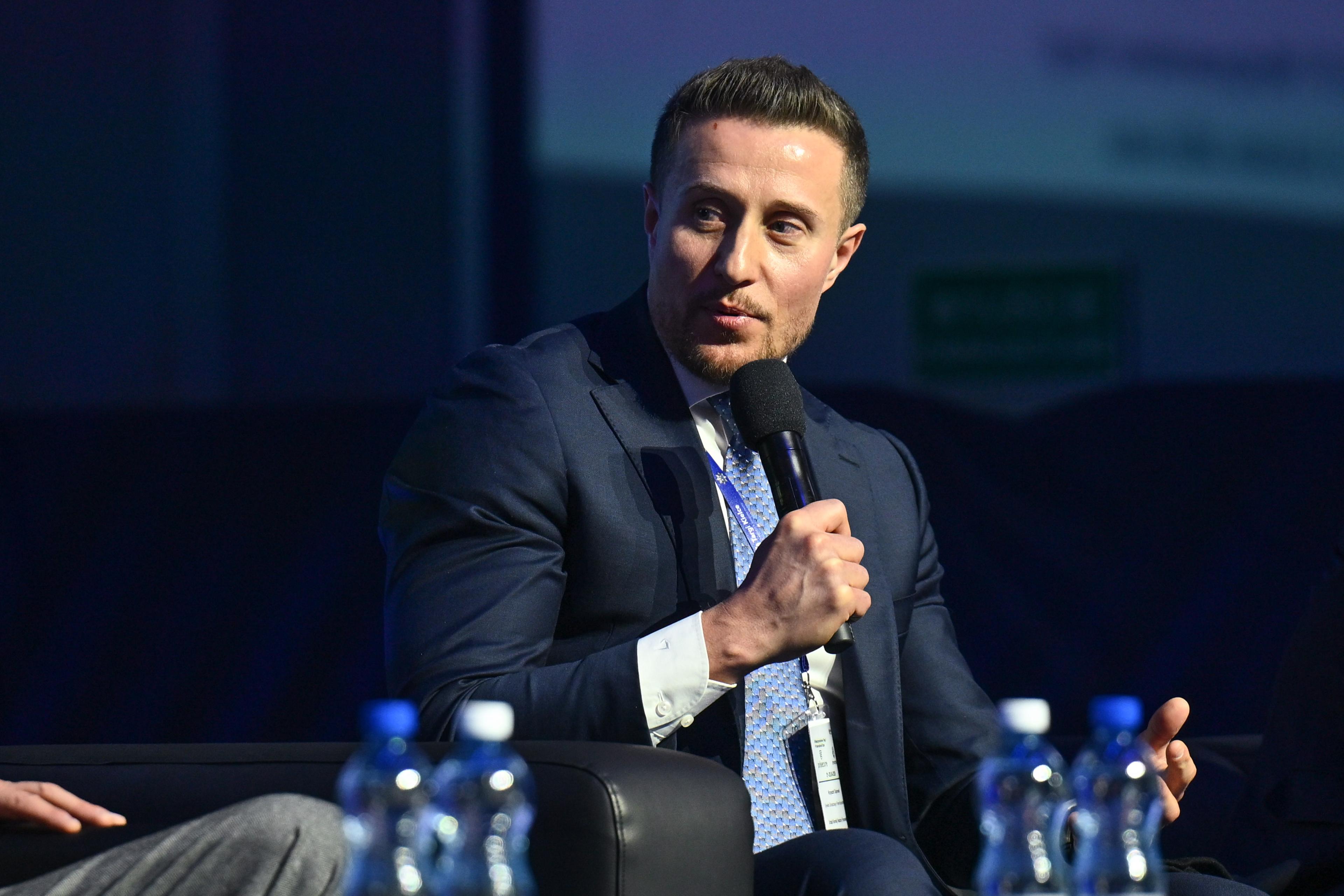 Krzysztof Dąbrowski z mikrofonem