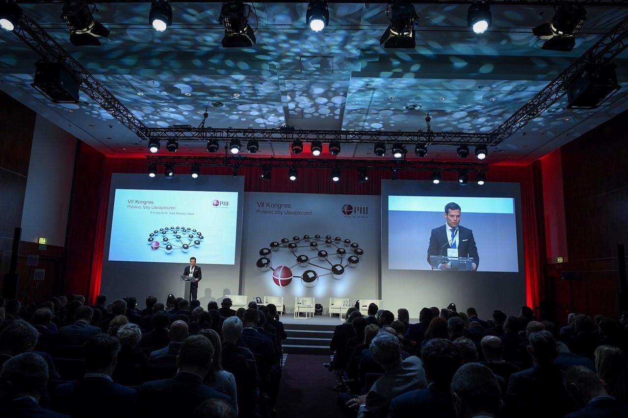 Sala z uczestnikami VII Kongresu Polskiej Izby Ubezpieczeń w Sopocie w tle Przewodniczący Komisji Nadzoru Finansowego Jacek Jastrzębski