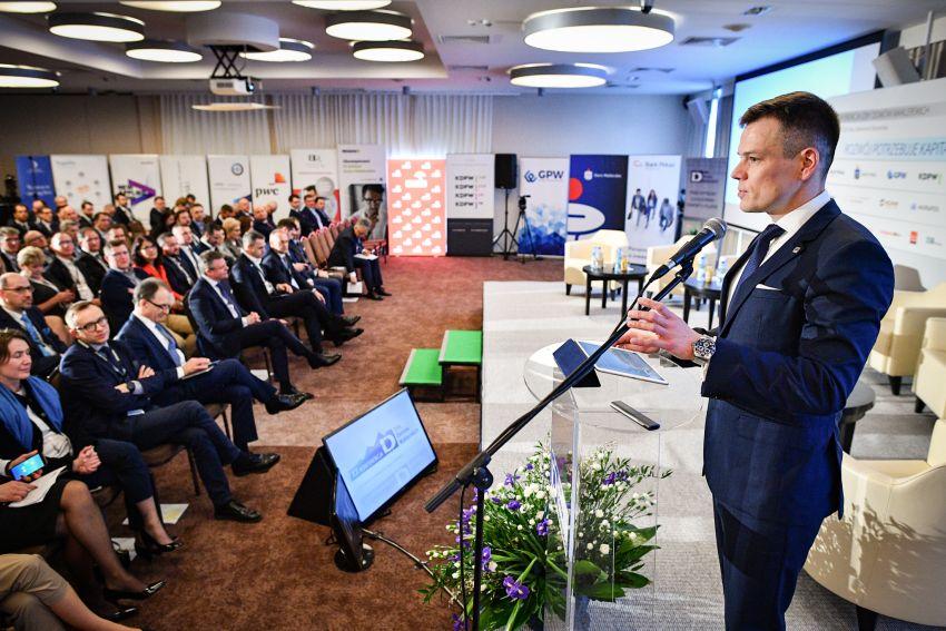 Sala z uczestnikami XX Konferencji Izby Domów Maklerskich w Bukowinie Tatrzańskiej, na pierwszym planie przemawiający Przewodniczący KNF - Jacek Jastrzębski