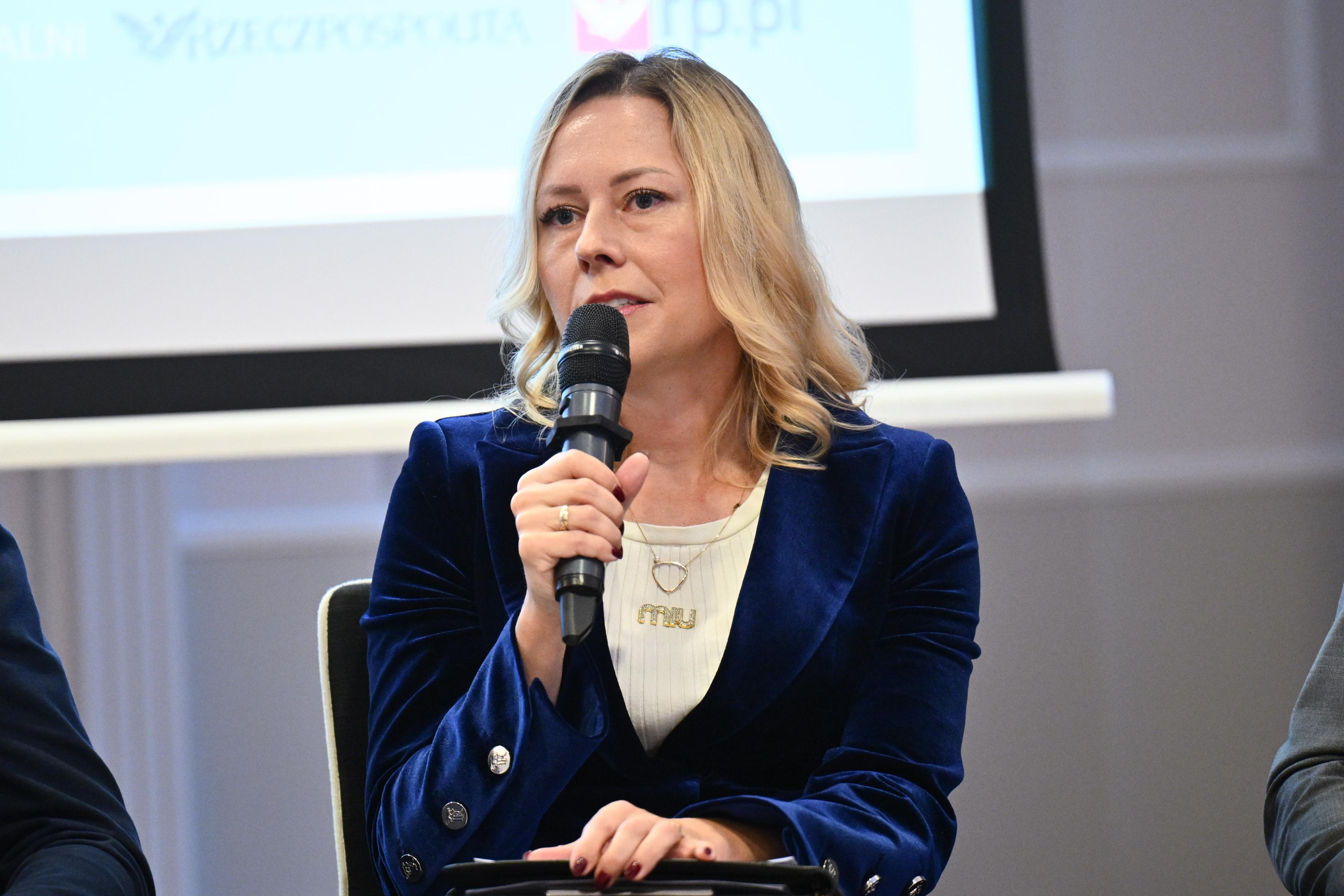 Daria Ringwelska z mikrofonem