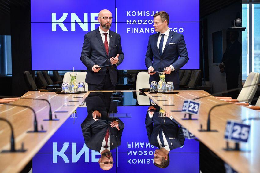 Szef Centralnego Biura Antykorupcyjnego Andrzej Stróżny i Przewodniczący Komisji Nadzoru Finansowego Jacek Jastrzębski, w tle ścianka z logo KNF