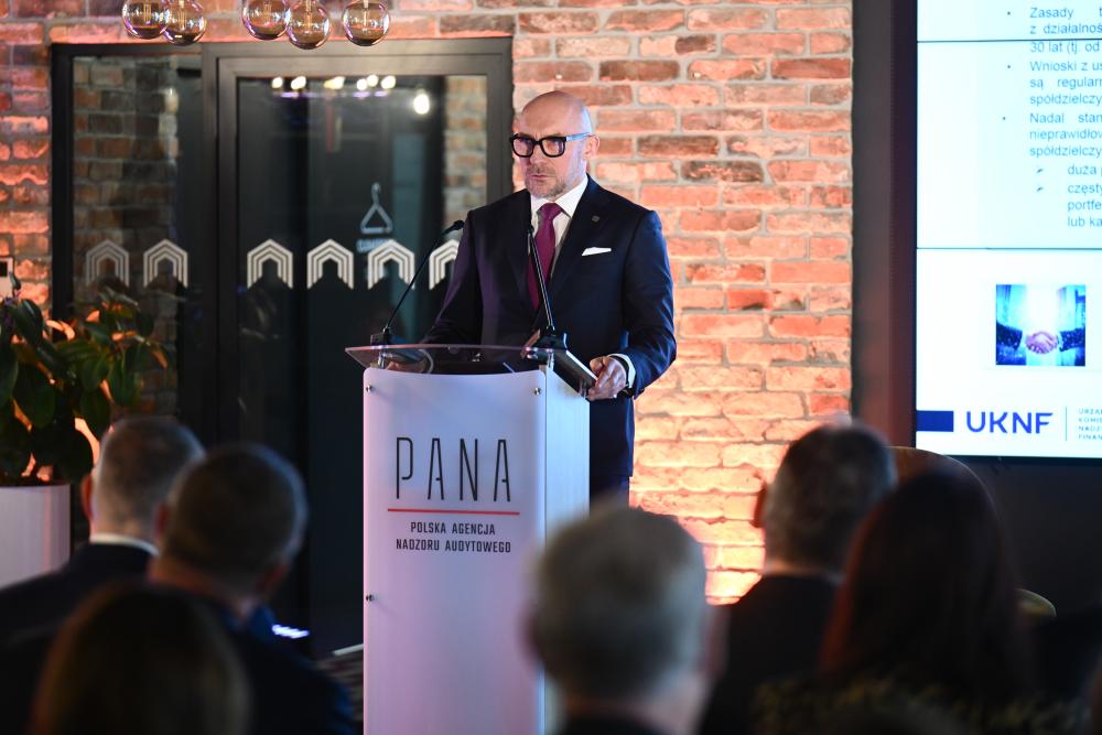 Emil Radziszewski podczas konferencji PANA-UKNF