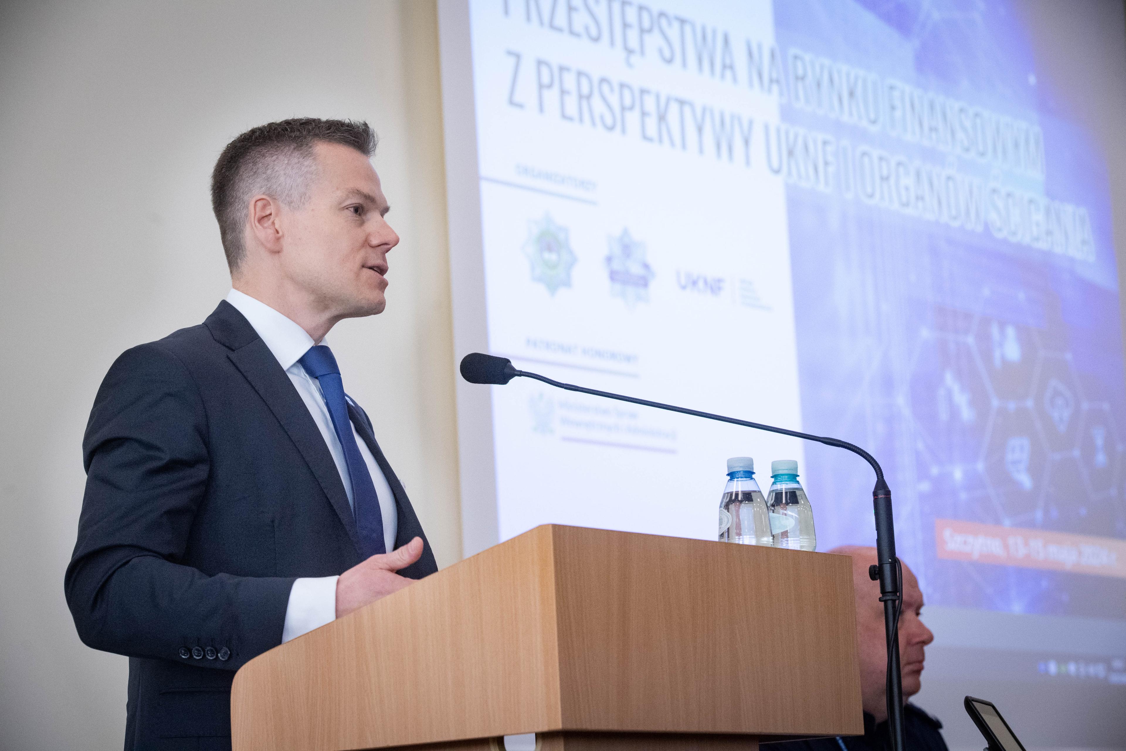 Jacek_Jastrzebski_na_konferencji_UKNF_i_Policji_nt_zwalczania_przestepstw_na rynku_finansowym.jpg