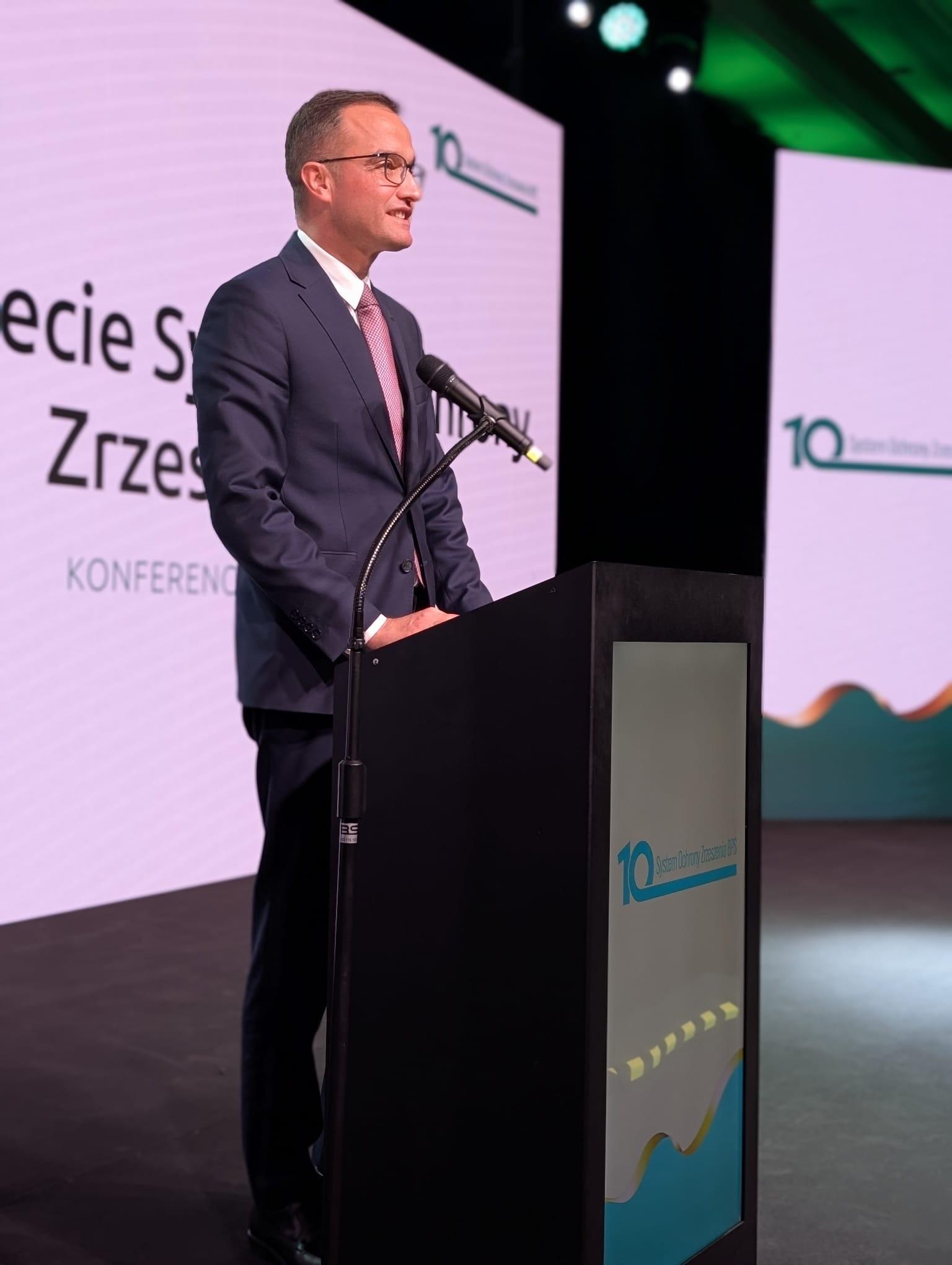 Marcin Mikołajczyk podczas wystąpienia