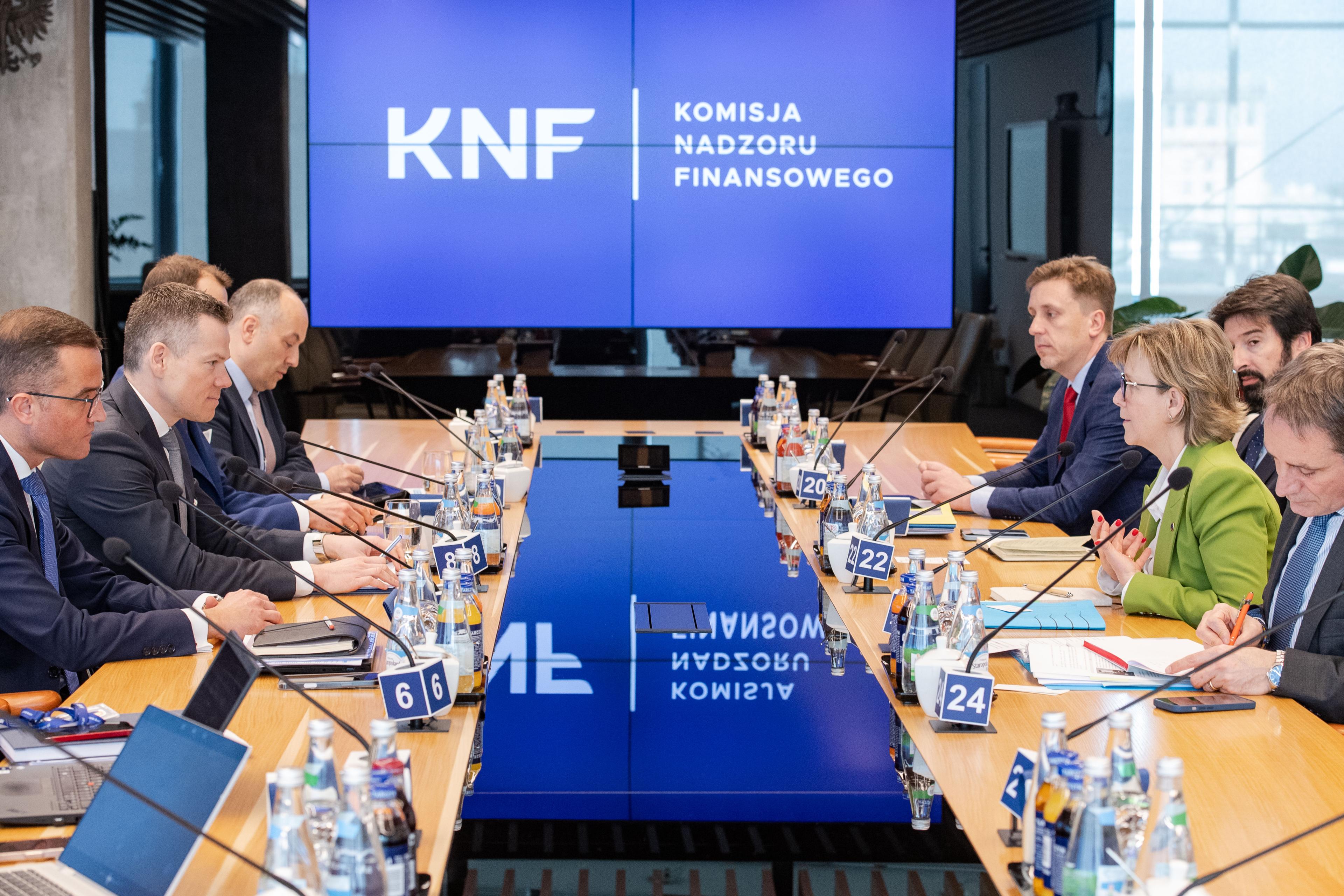 Przewodniczacy_KNF_spotkanie_z_Komisarzem_ds_Uslug_Finansowych_oraz_Unii_Oszczednosci_i_Inwestycji_4.jpg Przewodniczacy_KNF_spotkanie_z_Komisarzem_ds_Uslug_Finansowych_oraz_Unii_Oszczednosci_i_Inwestycji_4.jpg