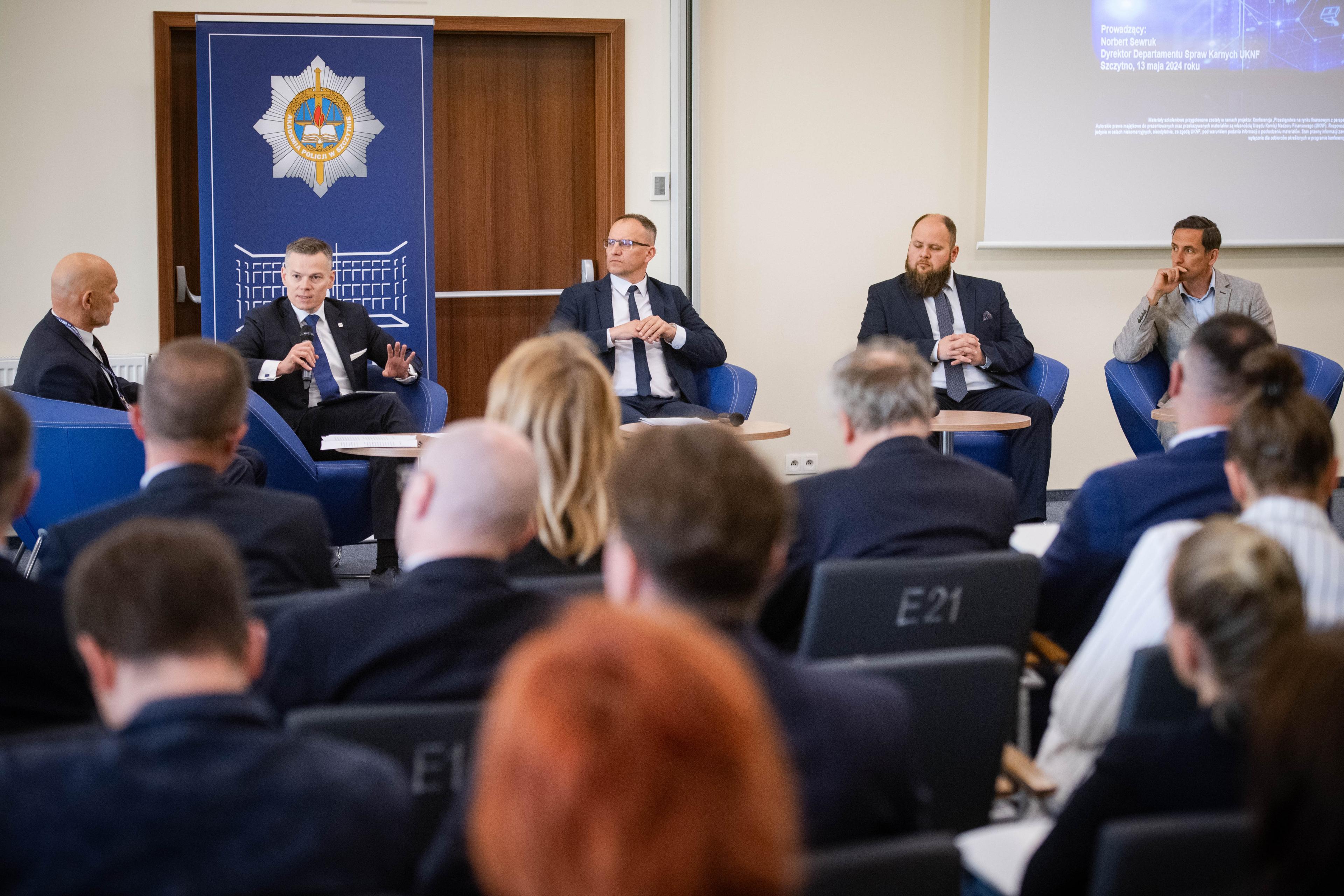 Wspolna_konferencja_UKNF_i_Policji_nt_zwalczania_przestepstw_na rynku_finansowym_Szczytno.jpg