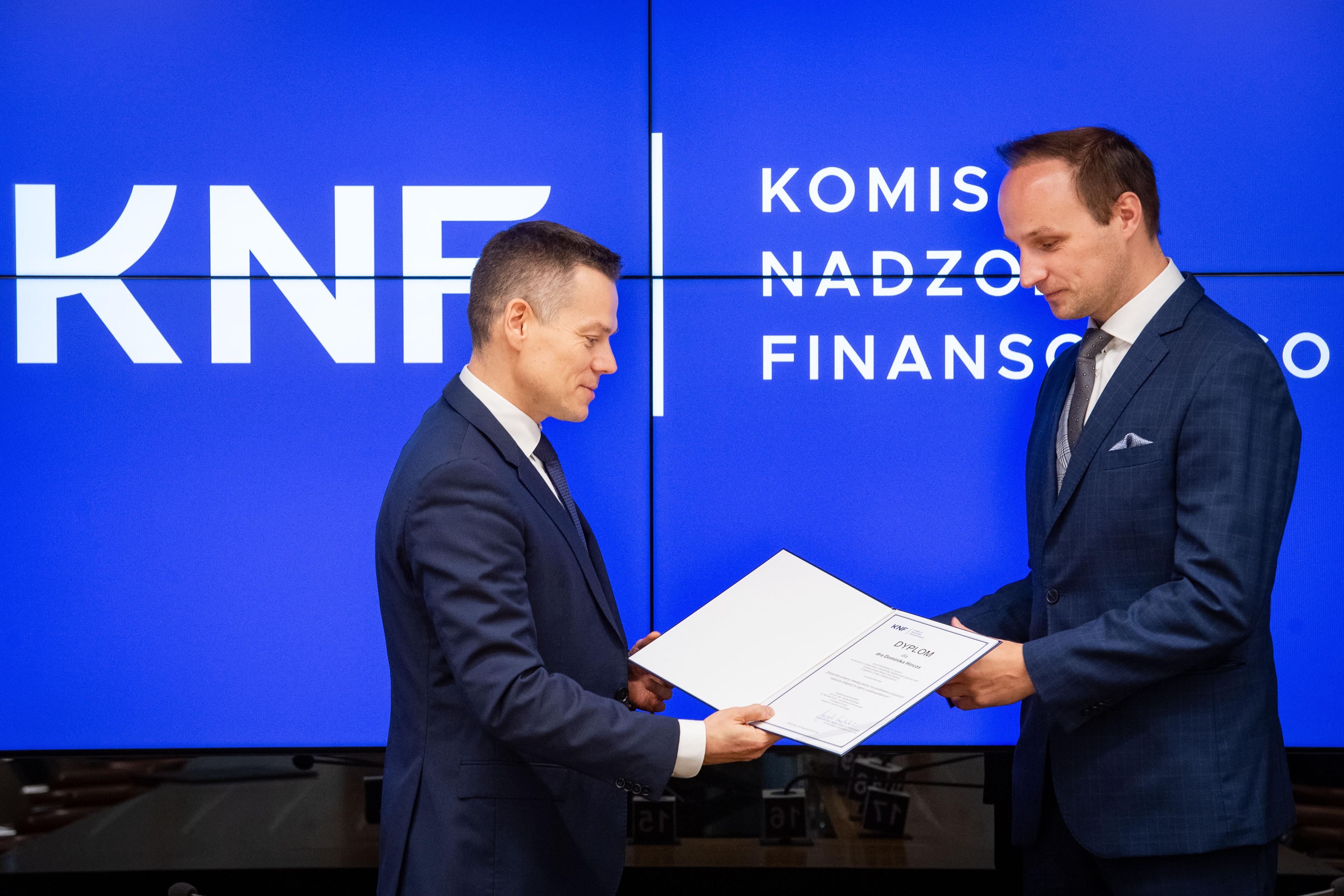 Zdjęcie Przewodniczącego KNF i dra Dominika Hincza