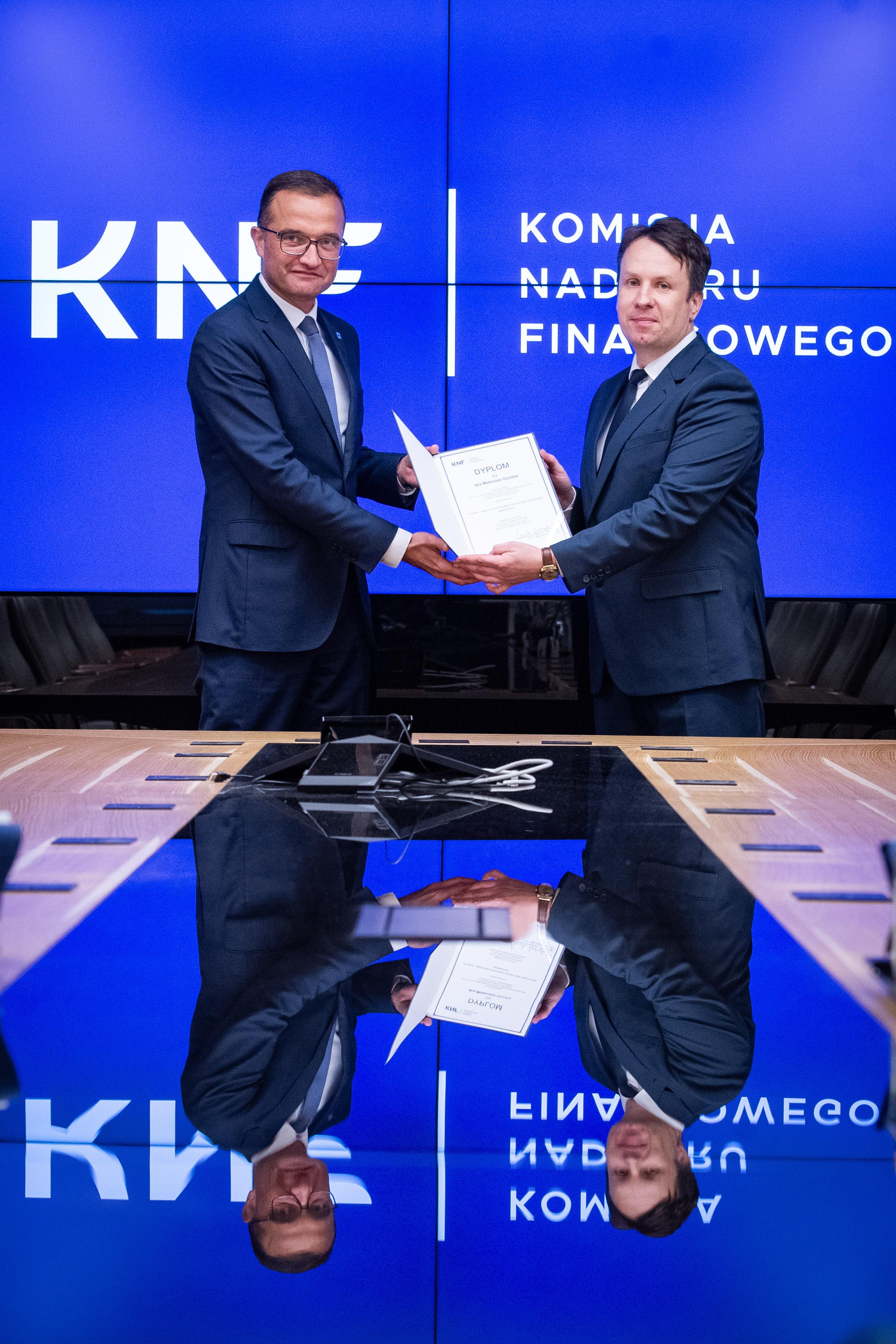 Zdjęcie Zastępcy Przewodniczącego KNF i autora wyrożnionej pracy doktorskiej w XIV edycji Konkursu