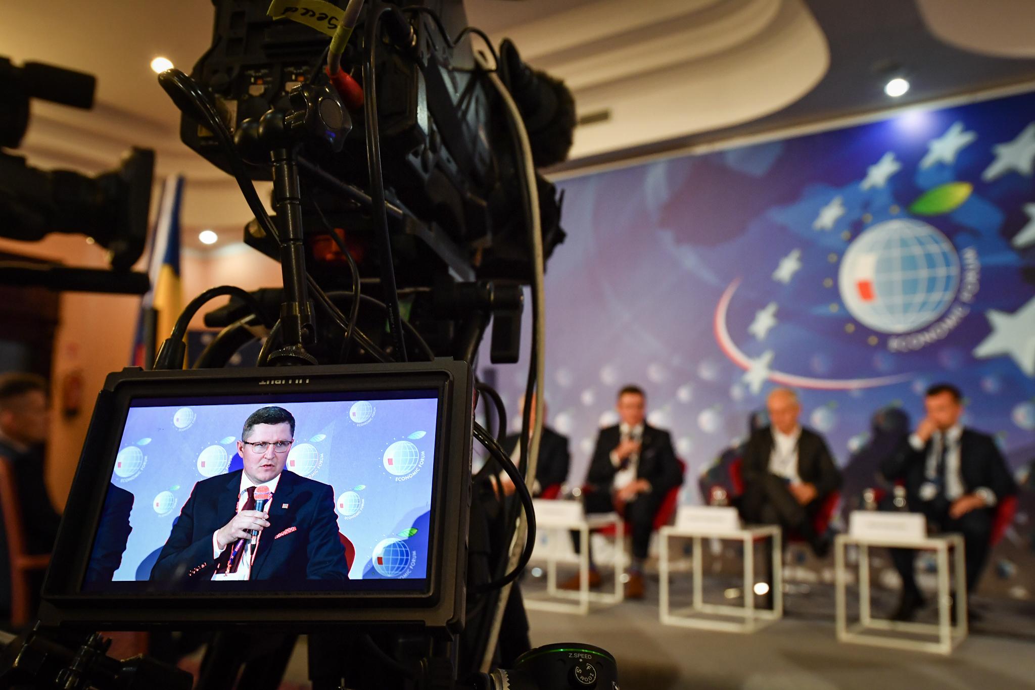 Zdjecie_panelistow_podczas_XXX_Forum_Ekonomicznego_w_Karpaczu