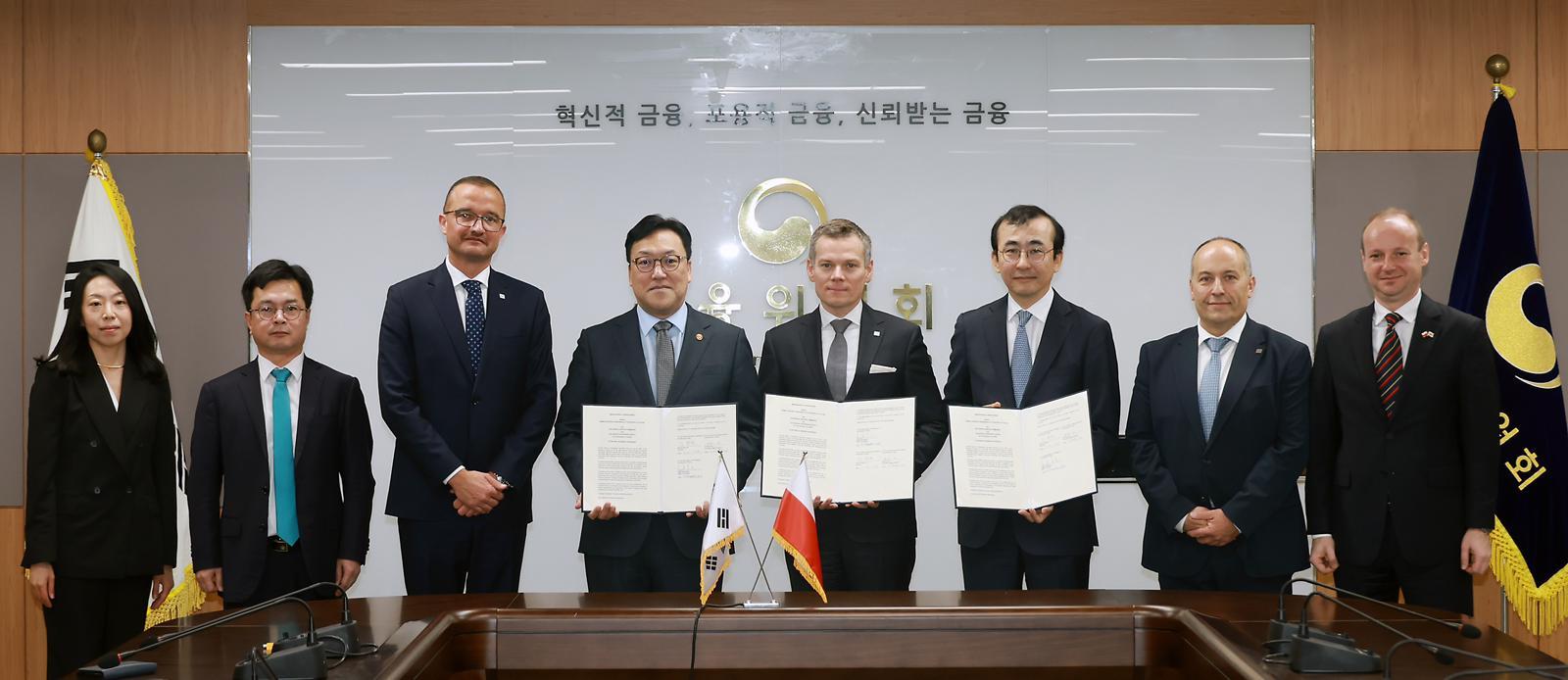 Przewodniczący KNF podpisał porozumienie o współpracy z Przewodniczącym Komisji Usług Finansowych Republiki Korei