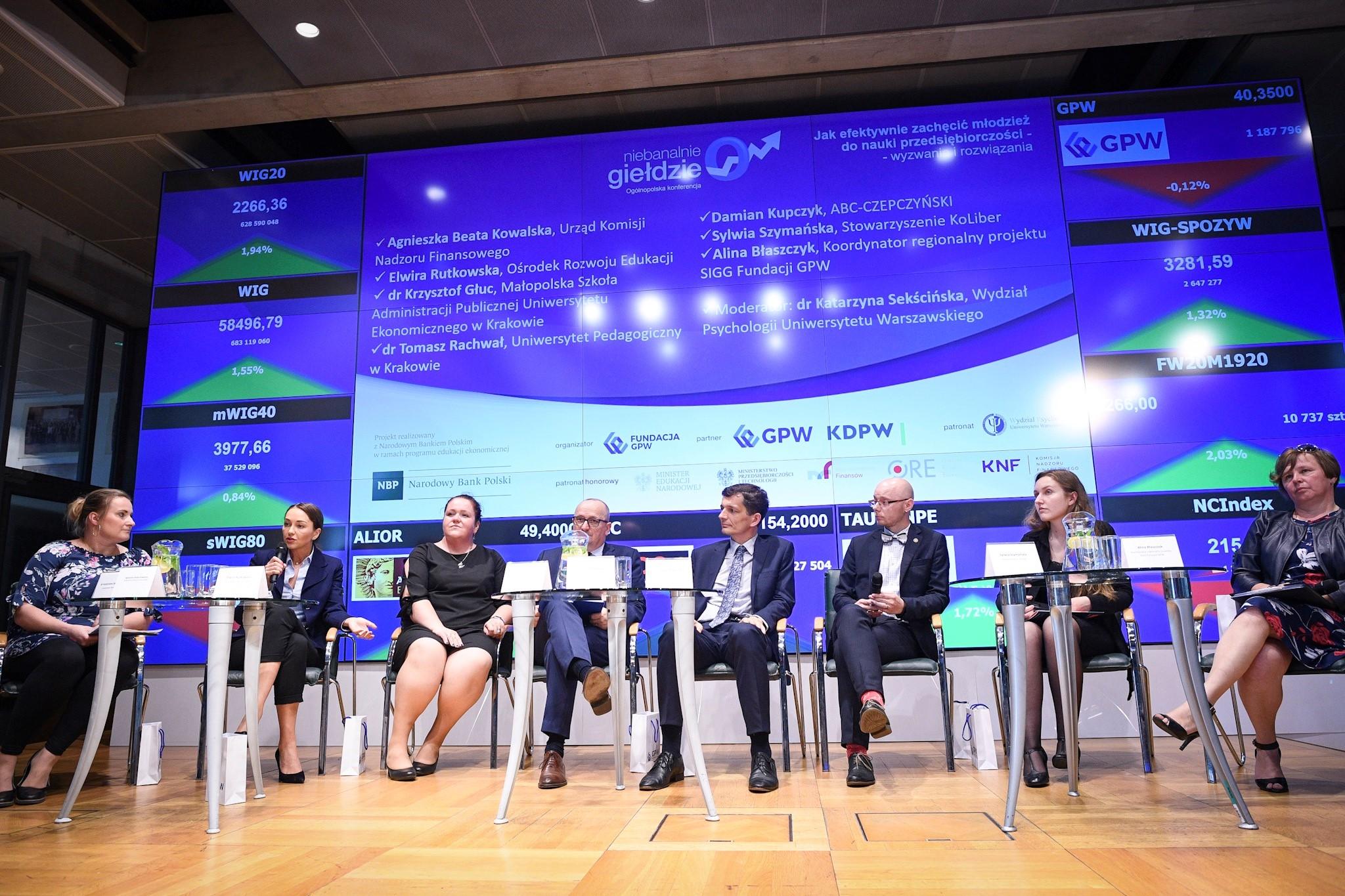 Prelegenci biorący udział w debacie ekspertów: "Jak efektywnie zachęcić młodzież do nauki przedsiębiorczości - wyzwania i rozwiązania", w ramach projektu "Niebanalnie o giełdzie"